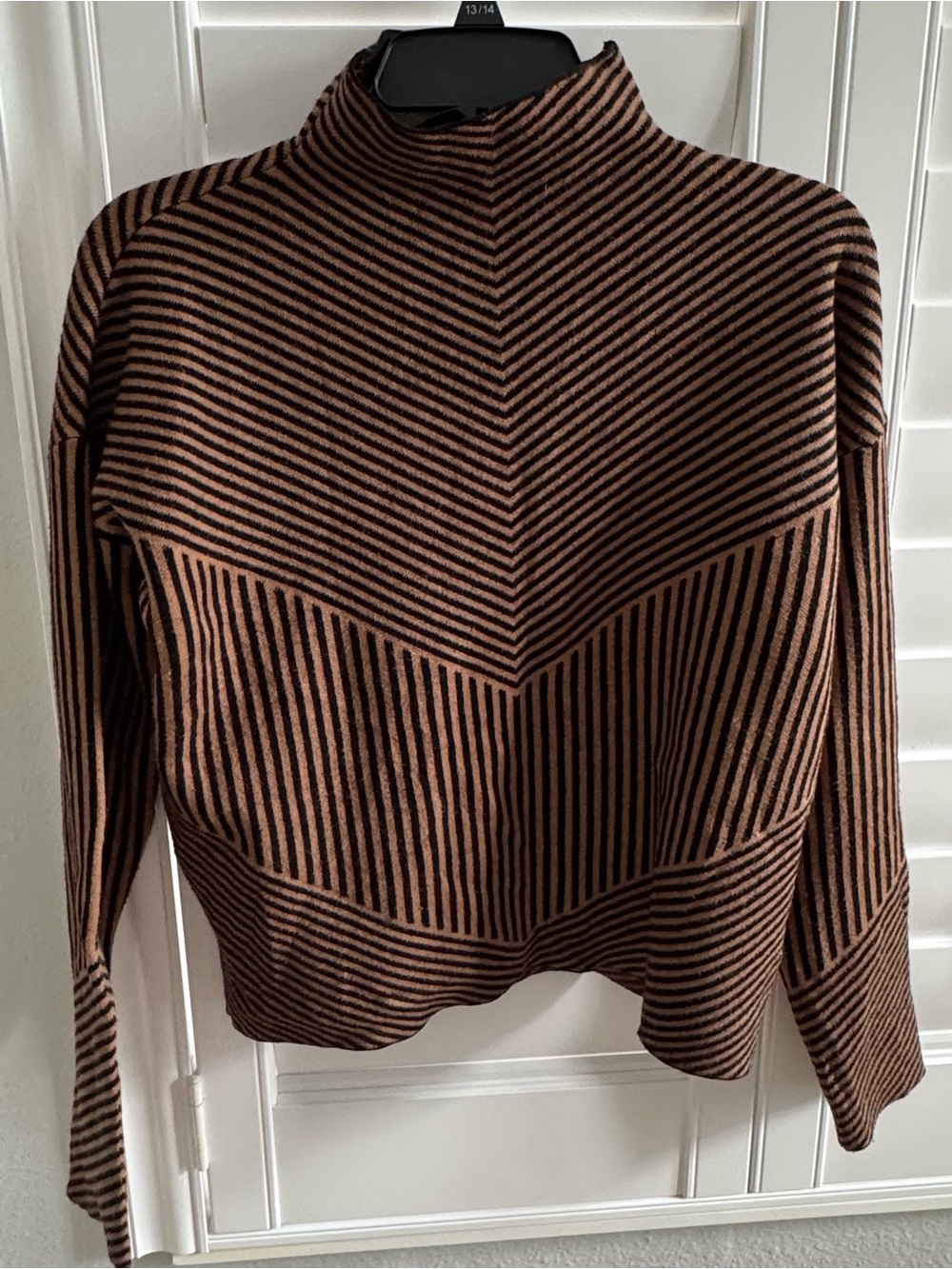Tahari women’s tan/black striped mock turtleneck sweater size Medium